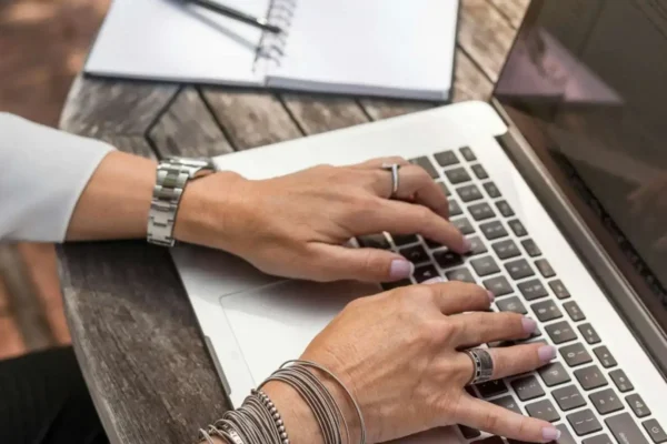 Need a professional editor to retouch and enhance 20 portrait photos for a client shoot. Clean, natural edits required.